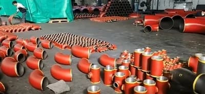 OP-MAAT-GEMAAKTE-PIJPFITTINGEN-VERSCHEPT-NAAR-INDONESIË-ZIJN-ROOD-GESCHILDERD.